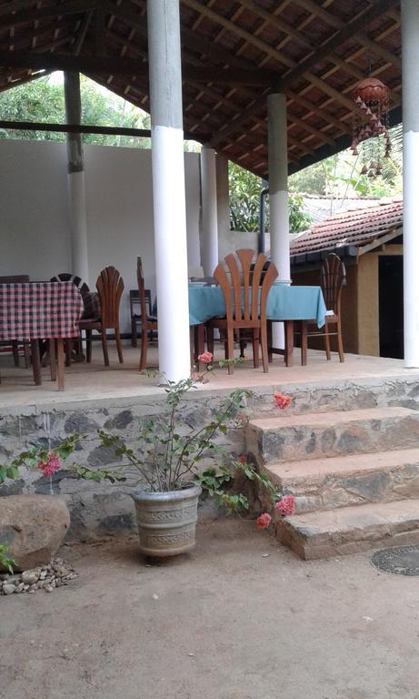 Rose Blossom Hotel Mirissa Exterior foto